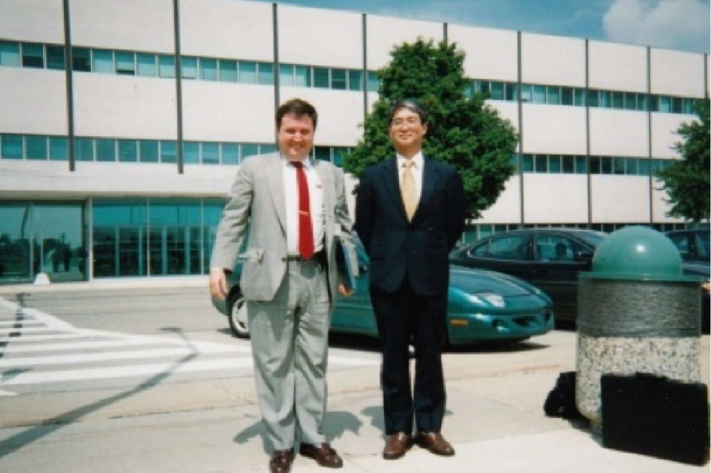 ミシガン州のGM訪問時に撮影した1枚。一緒に写っているのはMBDを目指していたGMのエンジニア。